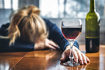 Женский алкоголизм, его особенности, симптоматика и эффективное лечение